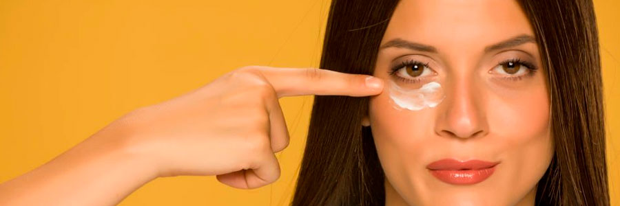 Aplica una crema antiarrugas en el Contorno de ojos
