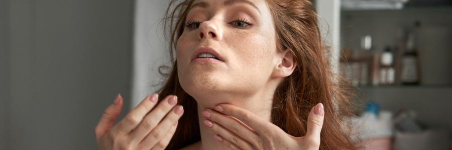 Aplica las crema con un masaje Cómo Prevenir Las Arrugas Del Cuello