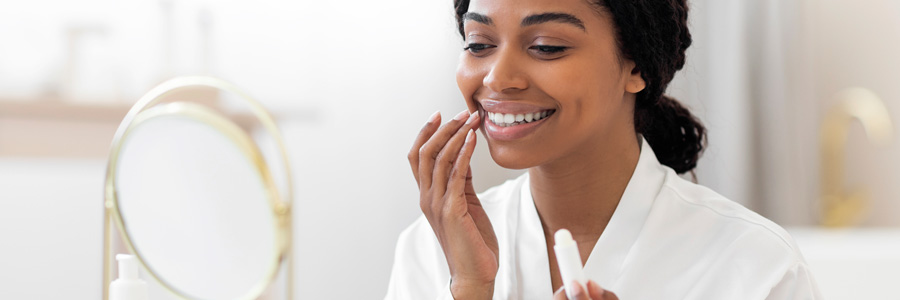 Aplica tu crema de labios con un masaje para Prevenir Las Arrugas De Los Labios